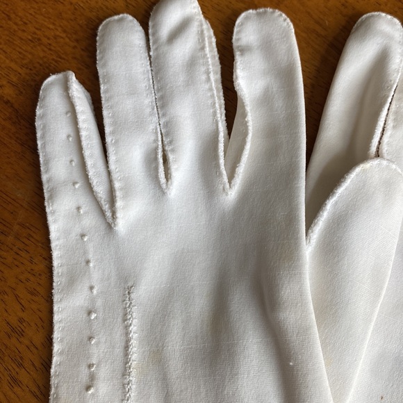 Vintage white long fancy dress gloves. Details on outside of gloves. Fits sm-med - Picture 2 of 6
